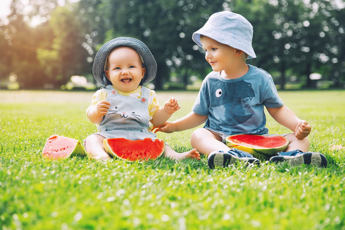 Kinderen genieten samen van watermeloen