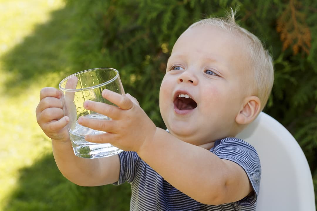 Peuter drinkt water
